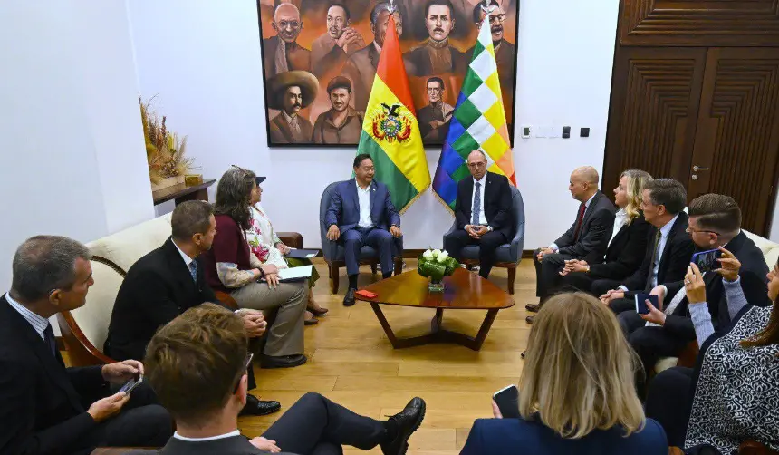 Arce se compromete a “asegurar una transición democrática” tras reunirse con delegaciones de la OEA y UE
