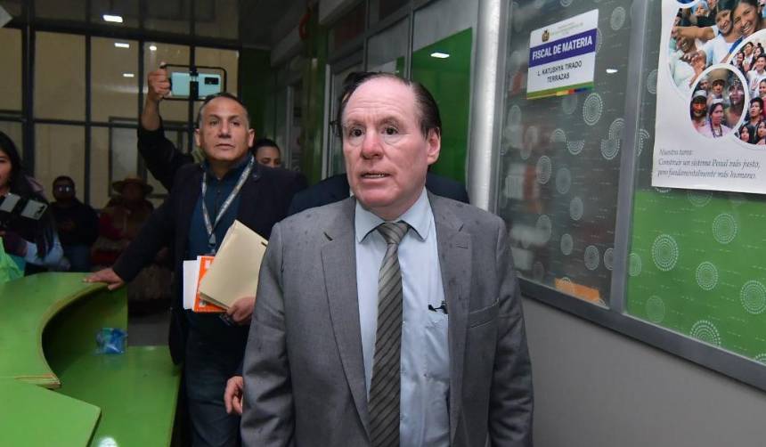 Presidente del BCB se presenta ante la Fiscalía a declarar como testigo por el caso del accidente aéreo en El Alto