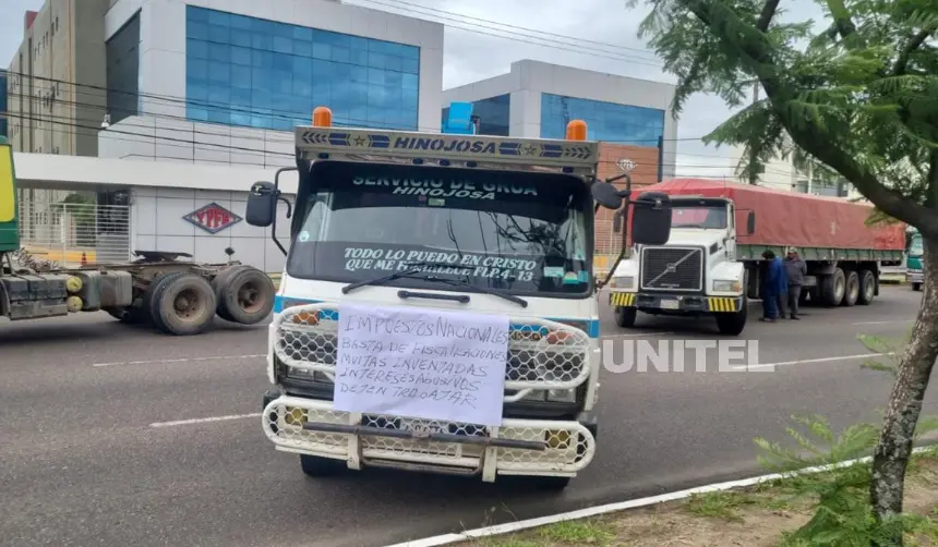Falta de diésel: Transporte pesado protesta en puertas de YPFB y amenaza con salir a las carreteras