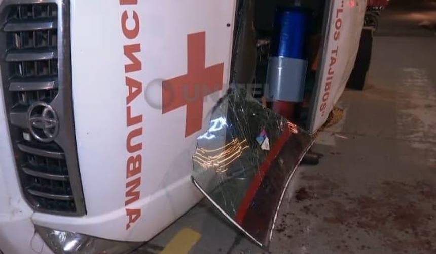 Una ambulancia con una embarazada vuelca tras choque con una camioneta