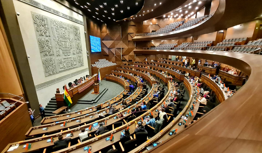 Ministro señala que la Asamblea debe aprobar otros 19 créditos, por más de $us 1.500 millones