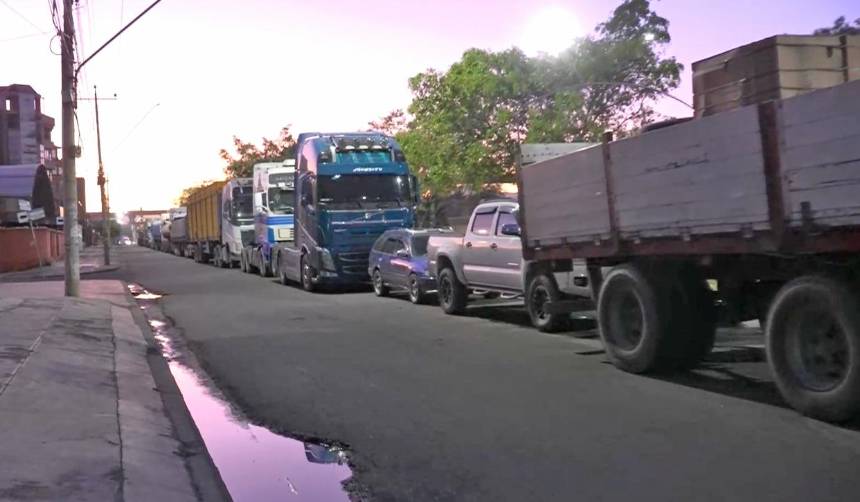 Las extensas filas por diésel continúan en surtidores, mientras sectores se suman al rechazo al DS 5676