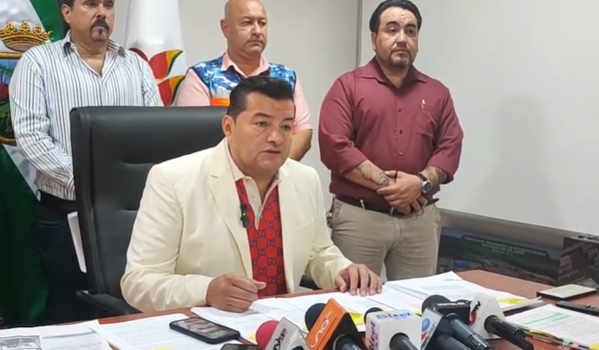 Jhonny evita responder cuando le cuestionan que use espacios de la Alcaldía para hablar de su partido
