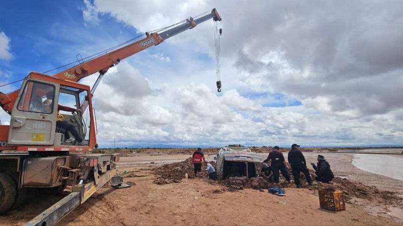 El minibús fue extraído con una grúa 