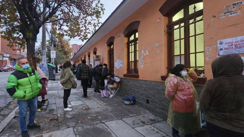 En hospitales de La Paz se observaron filas de pacientes en busca de atención