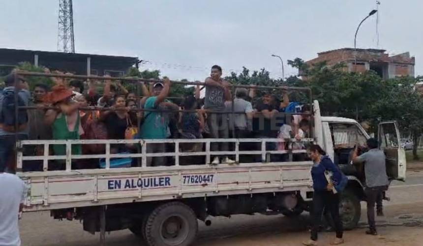 En camionetas y trufis, así se moviliza la población por el paro de micreros; Alcaldía dispone 300 vehículos para horario pico