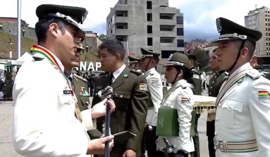 Edmand Lara vuelve a lucir uniforme policial en el acto de la Anapol en el que participa con Rodrigo Paz