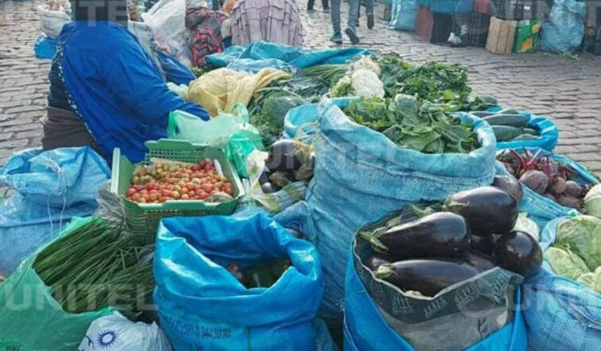 Bloqueos afectan la llegada de verduras y elevan los precios en mercados de La Paz