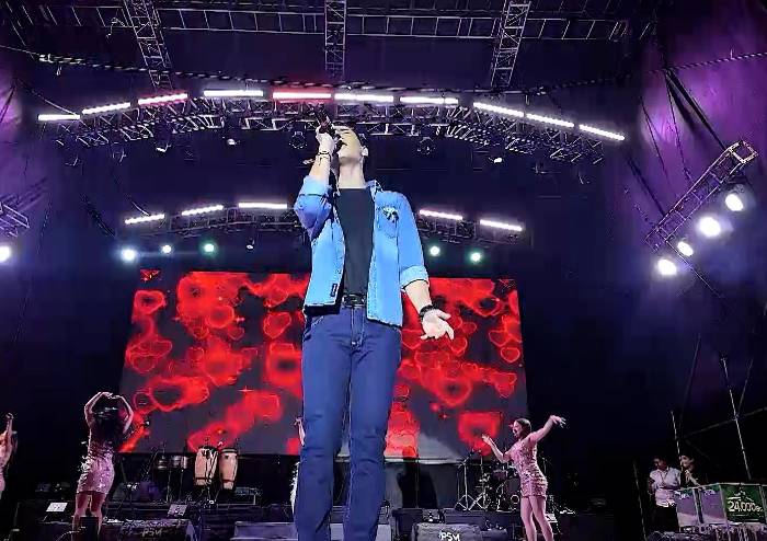 Imitadores de Yo Me Llamo pusieron a cantar y bailar al público en la Expocruz 