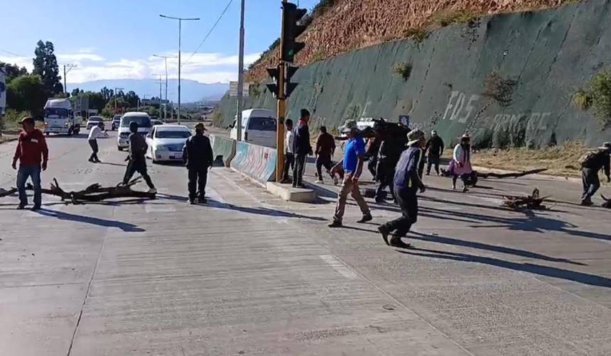 Evistas bloquean la carretera antigua Cochabamba-Santa Cruz, a la altura del cruce Tarata