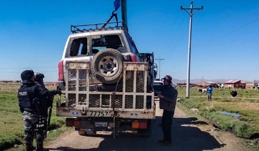Apedrean vehículo de la Aduana en la carretera Laja–El Alto y dejan dos funcionarios heridos
