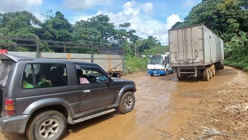 Una imagen de la carretera que fue afectada por los deslizamientos.