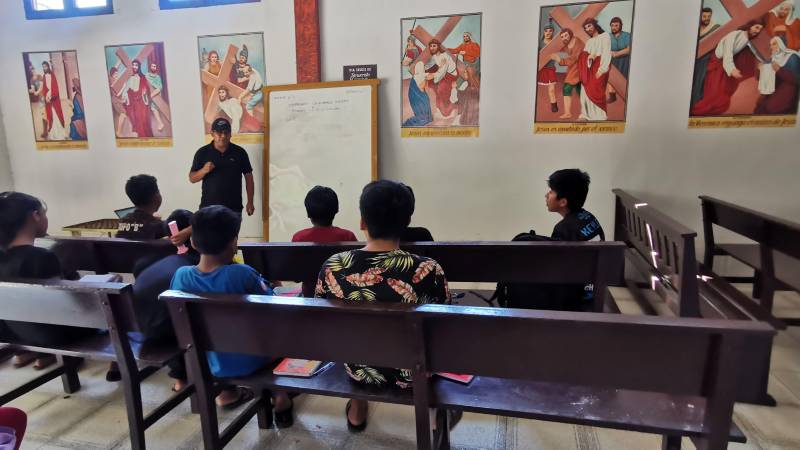 Algunos estudiantes pasan clases en la Iglesia 