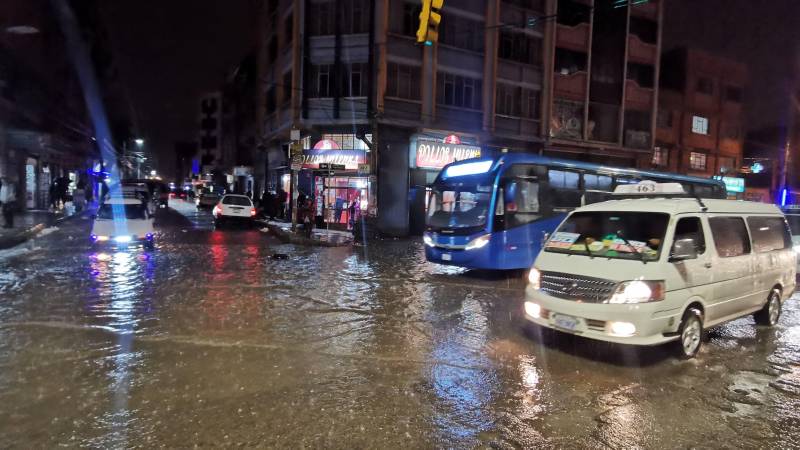 Un carril de la avenida Juan Pablo II, quedó inundada 