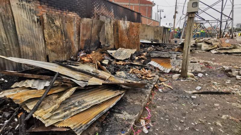 Incendio en puestos de la avenida Panorámica, en El Alto. 