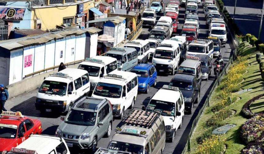 “Va a saturar el transporte”: Choferes de La Paz rechazan propuesta electoral de legalizar autos indocumentados