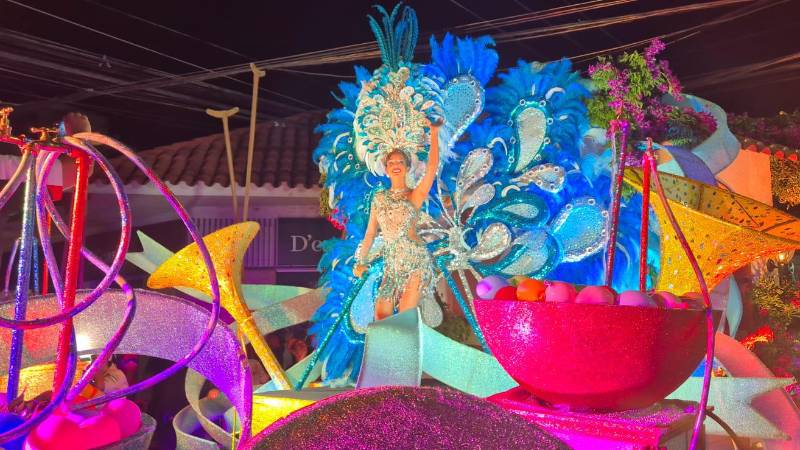 La reina del Carnaval cruceño recorrió las calles del centro. 