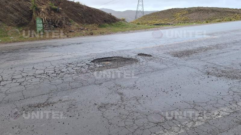 Deterioro de la capa asfáltica de la carretera Cochabamba-Oruro.