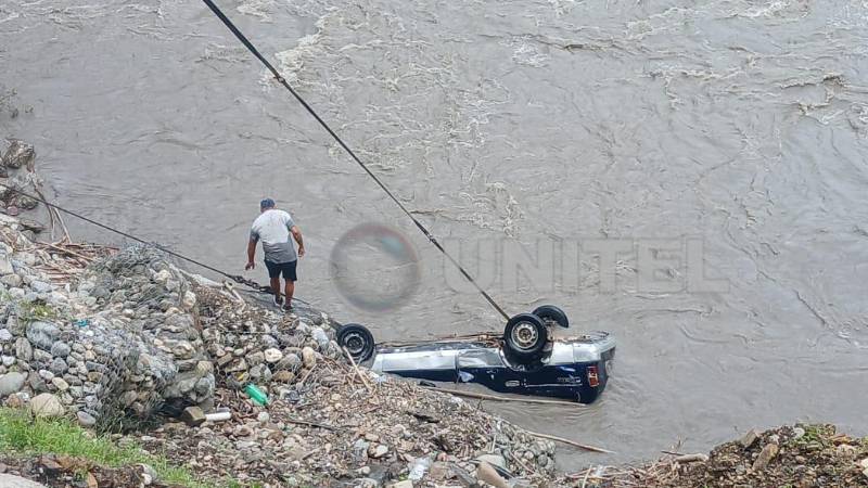 Una familia viajaba en el vehículo que cayó al río Espíritu Santo.