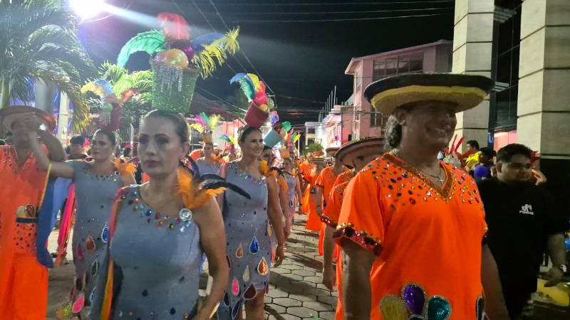 El colorido marcó la noche de la tercera preca. 