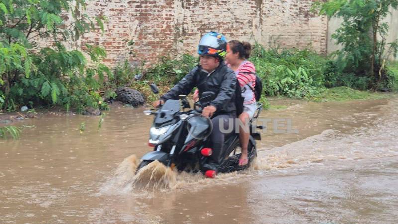 Circulan por las vías repletas de agua.