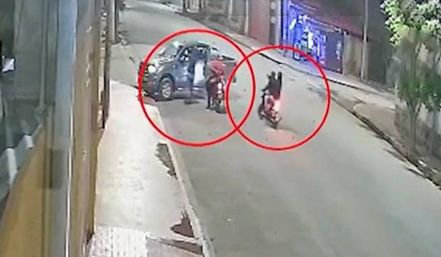 Video: Delincuentes armados amenazan a una familia en la puerta de su casa y se llevan su vehículo