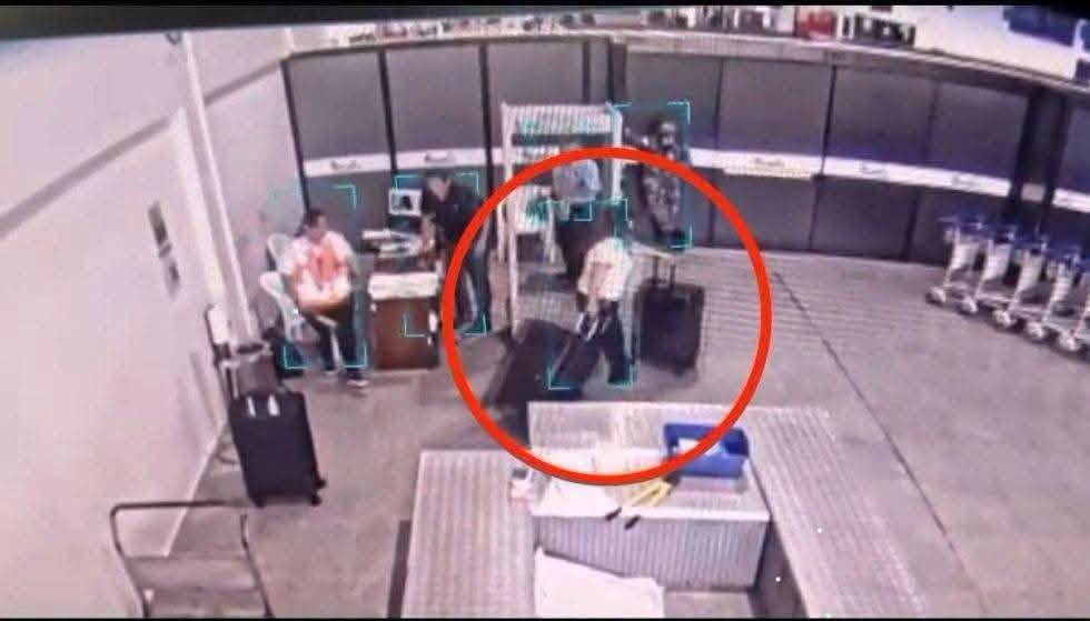 Caso maletas: Diputado denuncia que ni la empresa que solicitó permiso de vuelo ni la que realizó el viaje tienen registros