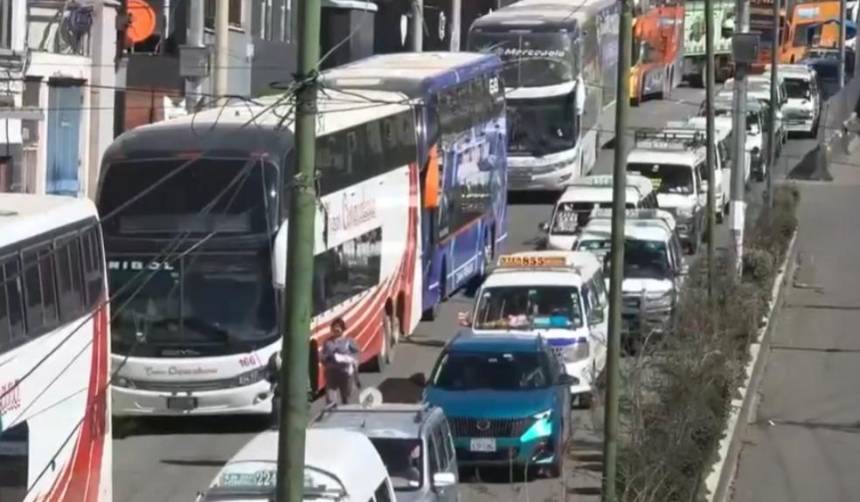 Filas por diésel se registran este sábado en la avenida Montes de La Paz