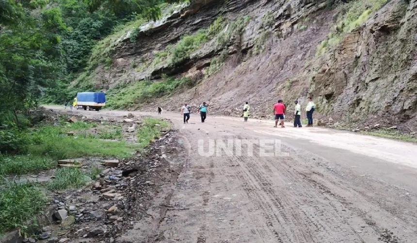 Santa Cruz: Derrumbes obligan a cerrar la ruta antigua a Cochabamba y la carretera a Chuquisaca
