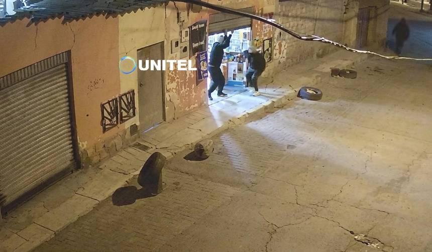Video: Grupo armado irrumpe en una tienda de La Paz y roba Bs 50.000 de los ahorros de una familia