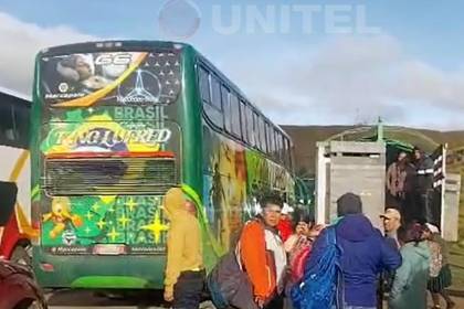 Deslizamiento en la carretera Oruro-Cochabamba deja varados a viajeros que retornaban del Carnaval 