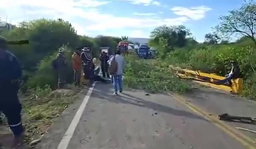 Campesinos bloquean ruta a los valles cruceños y exigen eliminar el registro para compra de combustible en bidones 