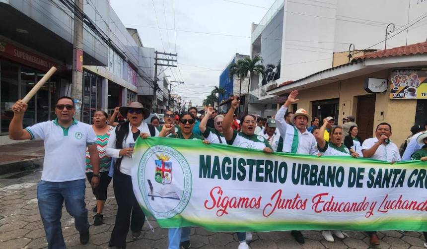 Maestros urbanos marchan en Santa Cruz y exigen abrogación del Decreto Supremo 5716