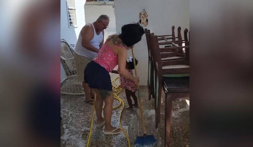 Video: La rapera Cardi B sorprende al barrer y lavar el piso junto a su familia