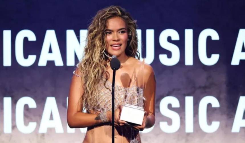 Karol G brilla en los American Music Awards y recibe el premio a la Artista Internacional de Excelencia