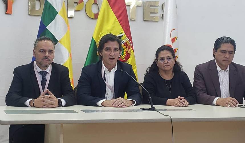 Saavedra se reúne con ministra de Salud para coordinar recursos humanos y equipamiento