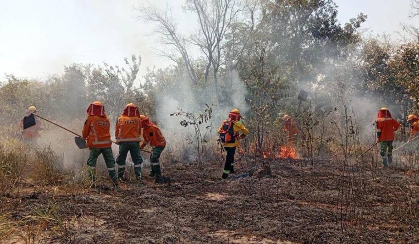 Municipios de Santa Cruz en emergencia por incendios y movilizan a 76 personas
