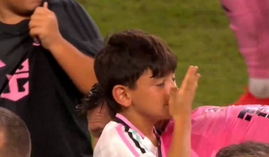 Video: la inesperada reacción de Ciro al abrazar a su padre Lionel, que se volvió viral