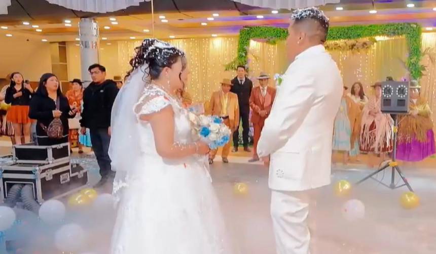 ¡Conmovedor! Sus padres fallecieron, pero la IA los hizo “presentes” en su boda