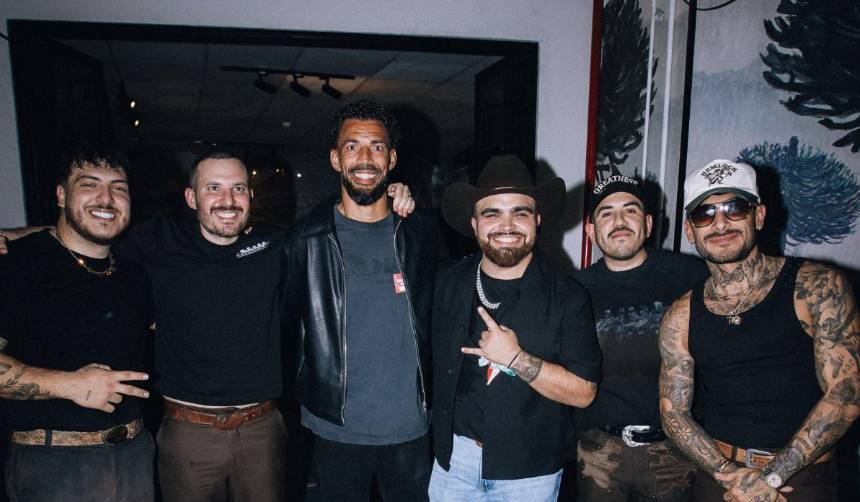 Vozinha sorprende con su inesperada aparición en concierto de Grupo Frontera 