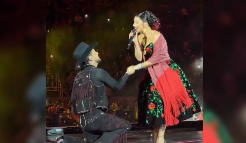Christian Nodal y Ángela Aguilar emocionan a fanáticos al cantar ‘Dime Cómo Quieres’