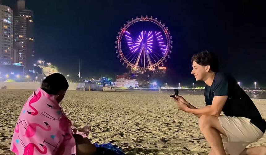 ¡De película! Preparó una propuesta de matrimonio con una rueda de la fortuna 