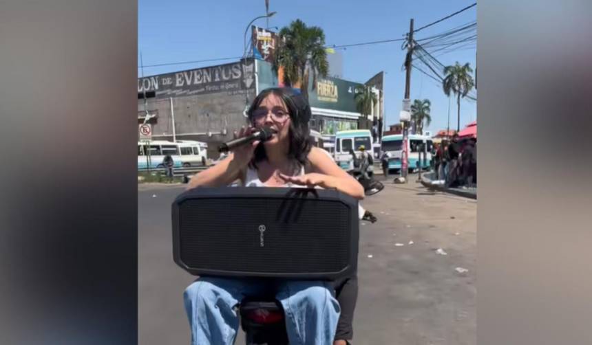 ‘MotoSong’: Lita lleva su música a las calles de Santa Cruz y conquista al público sobre dos ruedas