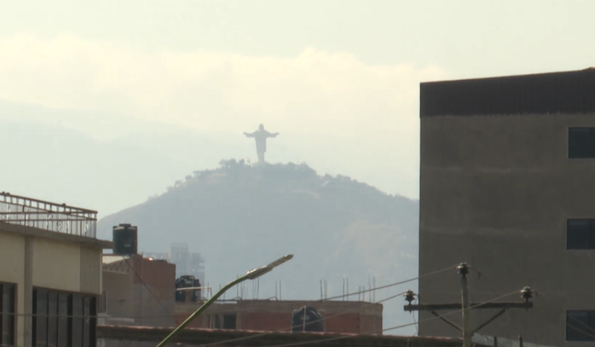 Incendios afectaron a Cochabamba en el feriado largo, ahora una humareda cubre la ciudad