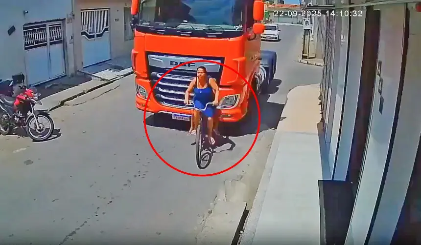 Imágenes sensibles: Una madre muere arrollada por un camión cuando llevaba a su hijo al colegio en una bicicleta 