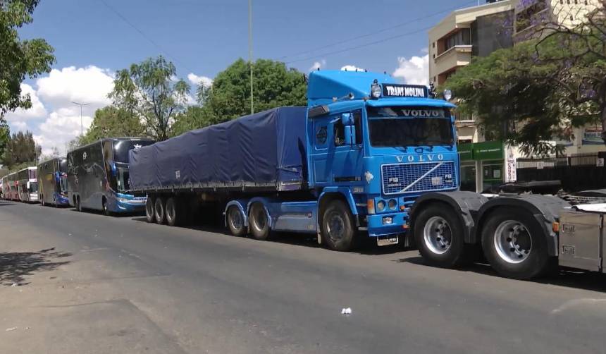 Crisis de combustible: las filas siguen en La Paz y Cochabamba, mientras que en Santa Cruz la espera de carga es menor