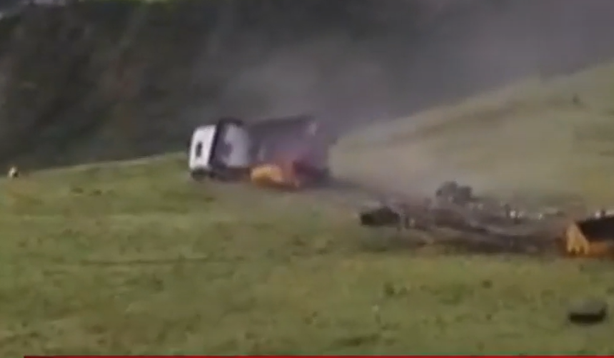 Un camión se embarrancó 800 metros en La Paz; no se encontró al conductor, informó la Policía