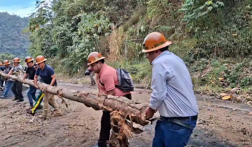 Cooperativistas mineros despejan la ruta La Paz - Caranavi: “El bloqueo nos ha perjudicado demasiado”