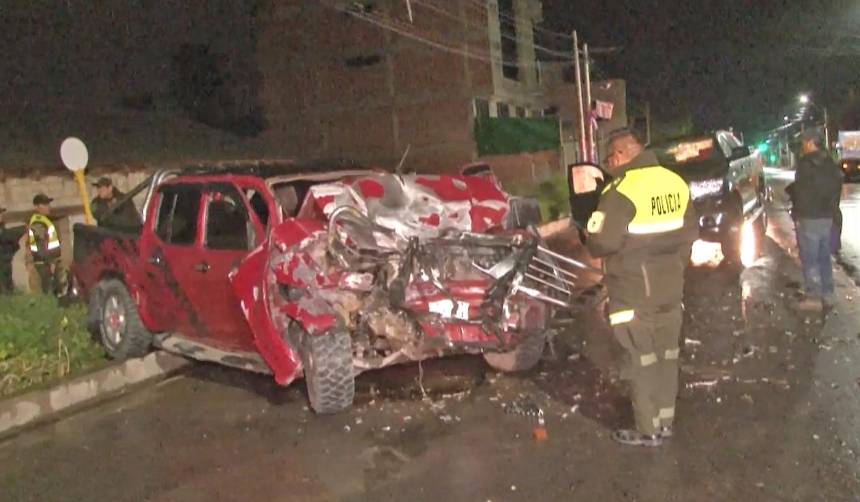 Al menos un fallecido y cuatro heridos tras el choque frontal entre dos camionetas