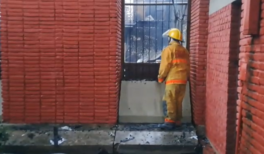 Controlan el incendio en la Facultad de Agronomía tras más de tres horas de intenso trabajo; las clases se suspenden